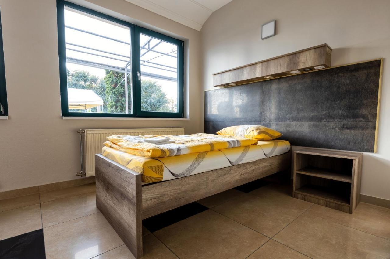 Napfeny Panzio Es Rendezvenyhaz Hotel Kecskemet Bagian luar foto