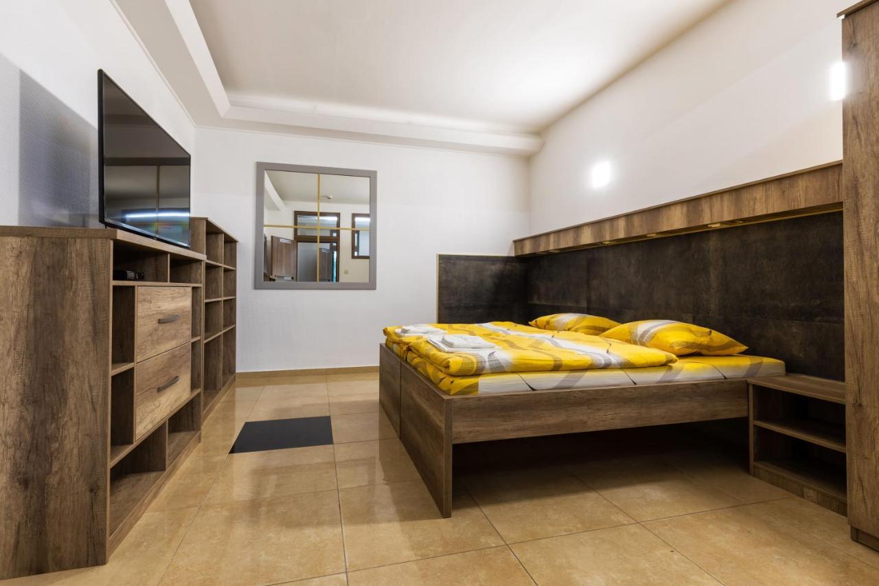 Napfeny Panzio Es Rendezvenyhaz Hotel Kecskemet Bagian luar foto