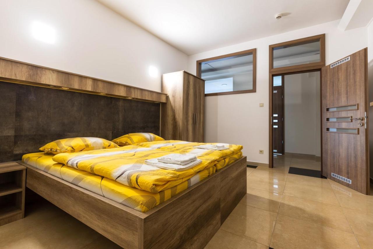 Napfeny Panzio Es Rendezvenyhaz Hotel Kecskemet Bagian luar foto