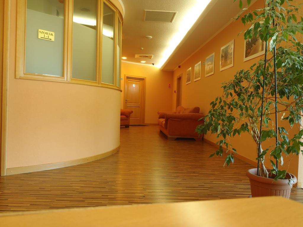Napfeny Panzio Es Rendezvenyhaz Hotel Kecskemet Bagian luar foto