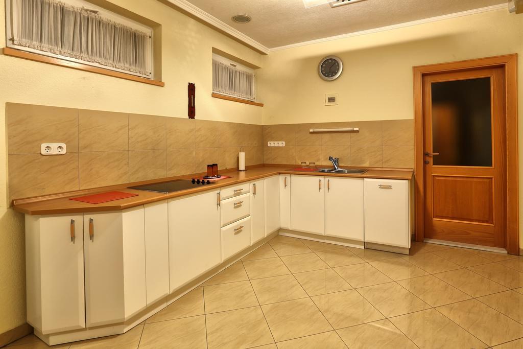 Napfeny Panzio Es Rendezvenyhaz Hotel Kecskemet Ruang foto