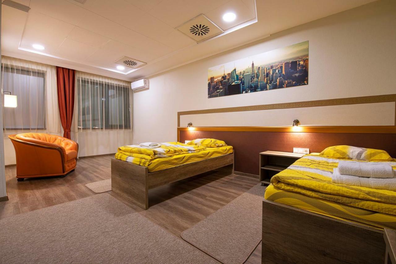 Napfeny Panzio Es Rendezvenyhaz Hotel Kecskemet Bagian luar foto