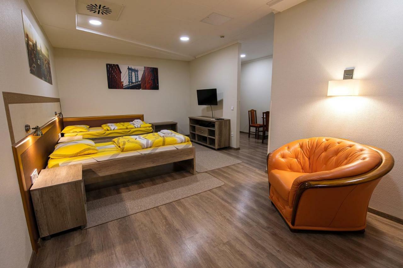 Napfeny Panzio Es Rendezvenyhaz Hotel Kecskemet Bagian luar foto