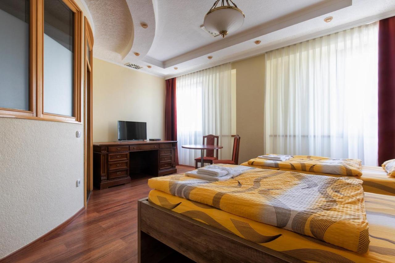 Napfeny Panzio Es Rendezvenyhaz Hotel Kecskemet Bagian luar foto