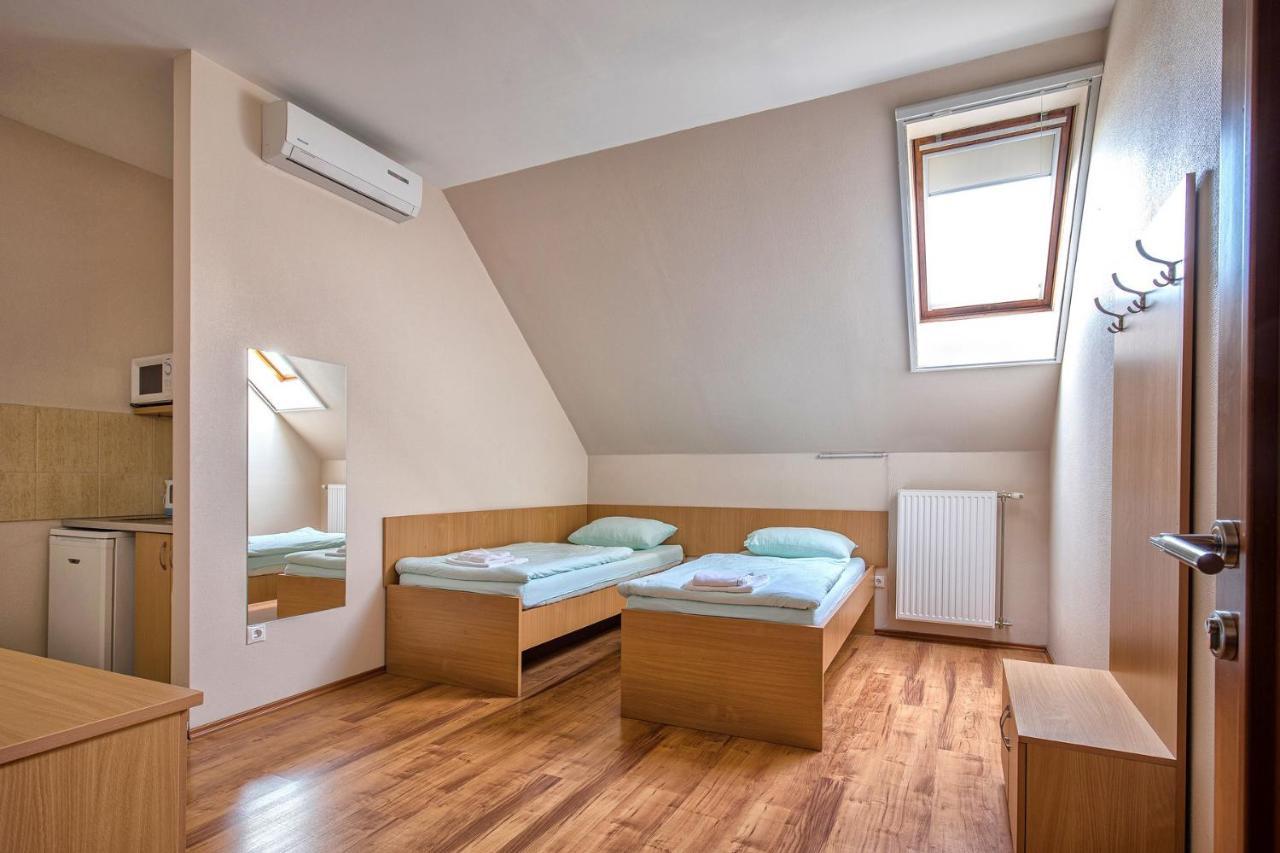 Napfeny Panzio Es Rendezvenyhaz Hotel Kecskemet Bagian luar foto