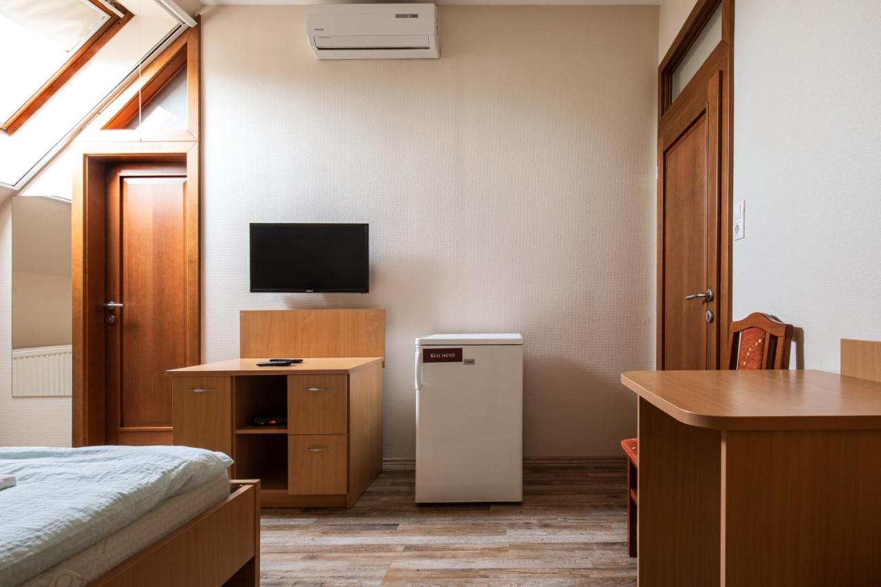 Napfeny Panzio Es Rendezvenyhaz Hotel Kecskemet Bagian luar foto
