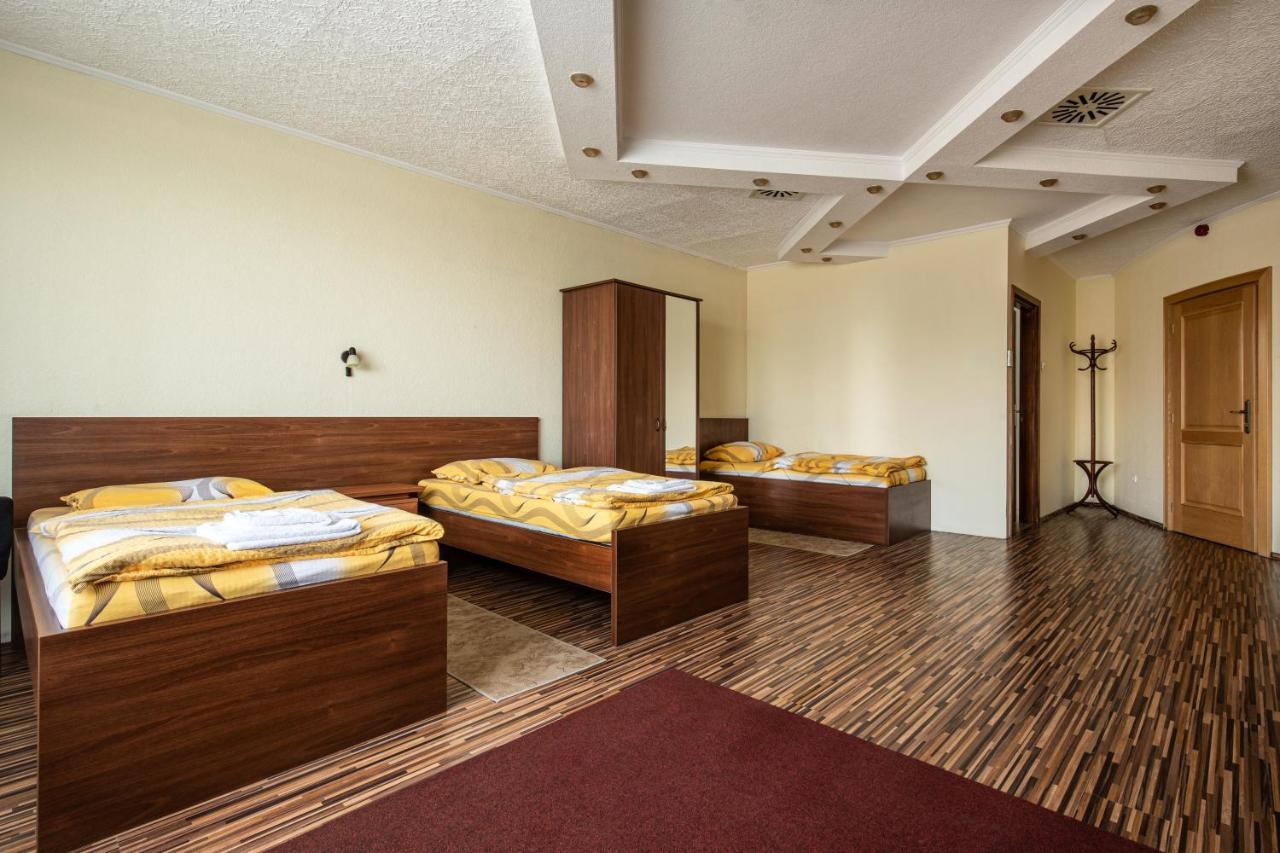 Napfeny Panzio Es Rendezvenyhaz Hotel Kecskemet Bagian luar foto