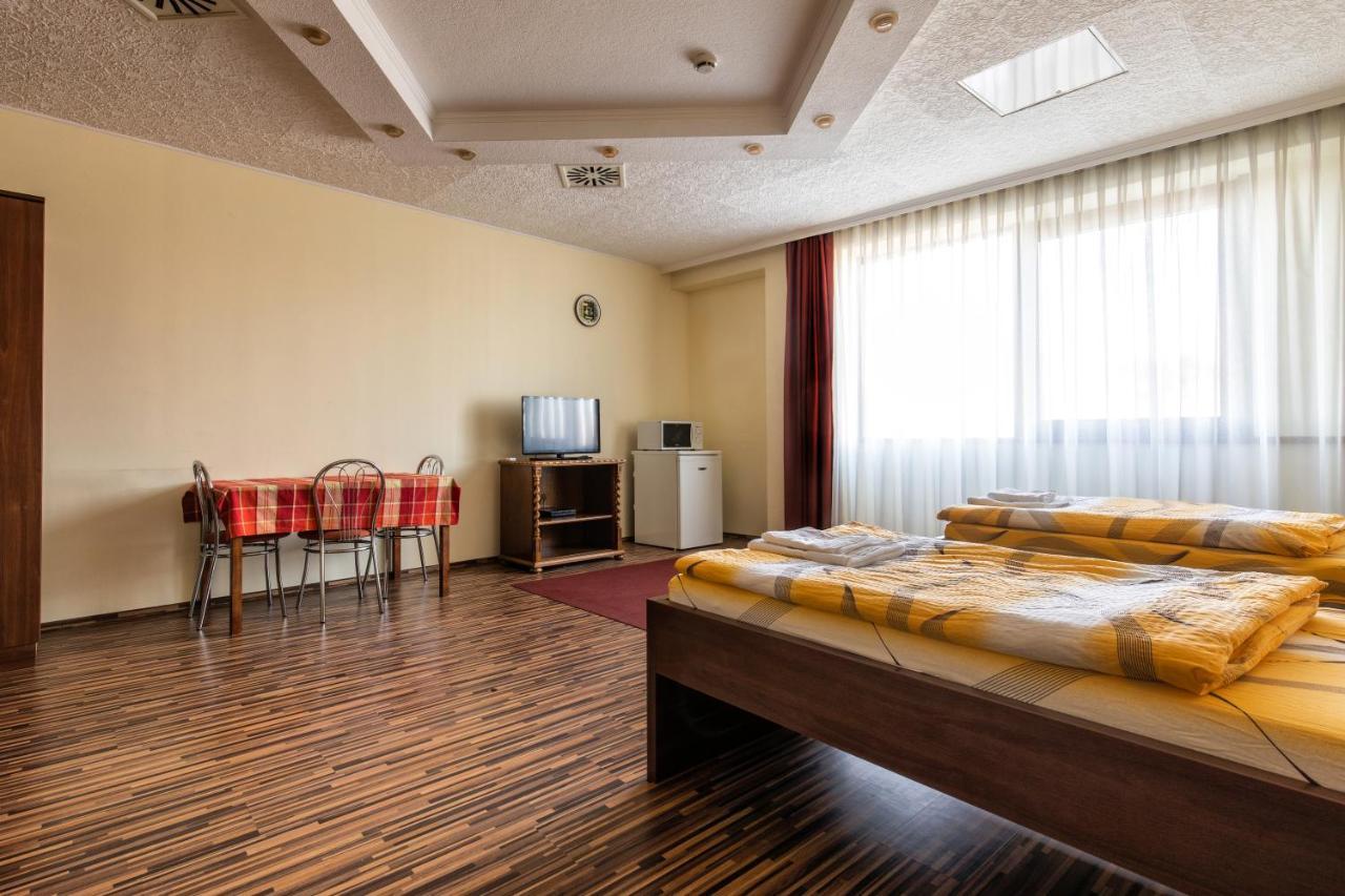 Napfeny Panzio Es Rendezvenyhaz Hotel Kecskemet Bagian luar foto