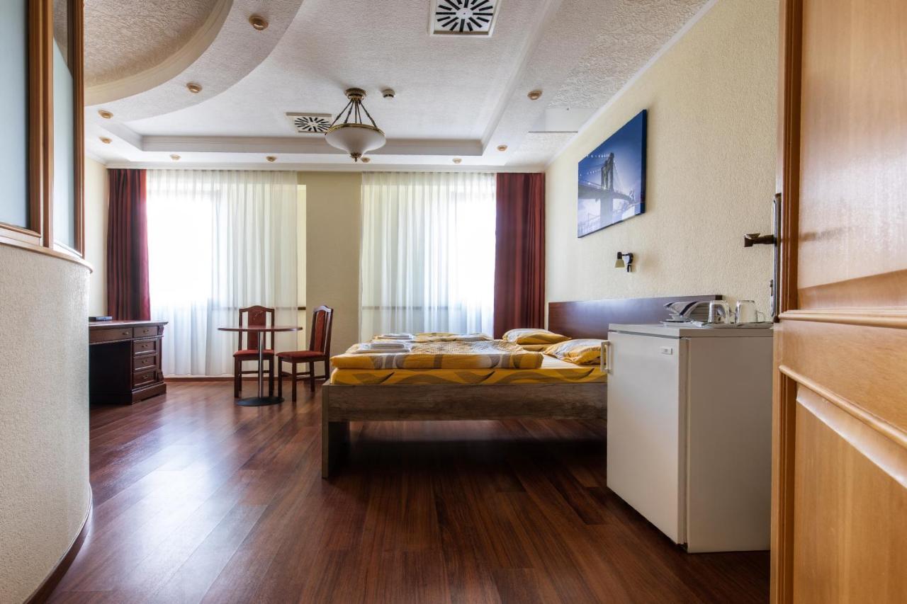 Napfeny Panzio Es Rendezvenyhaz Hotel Kecskemet Bagian luar foto