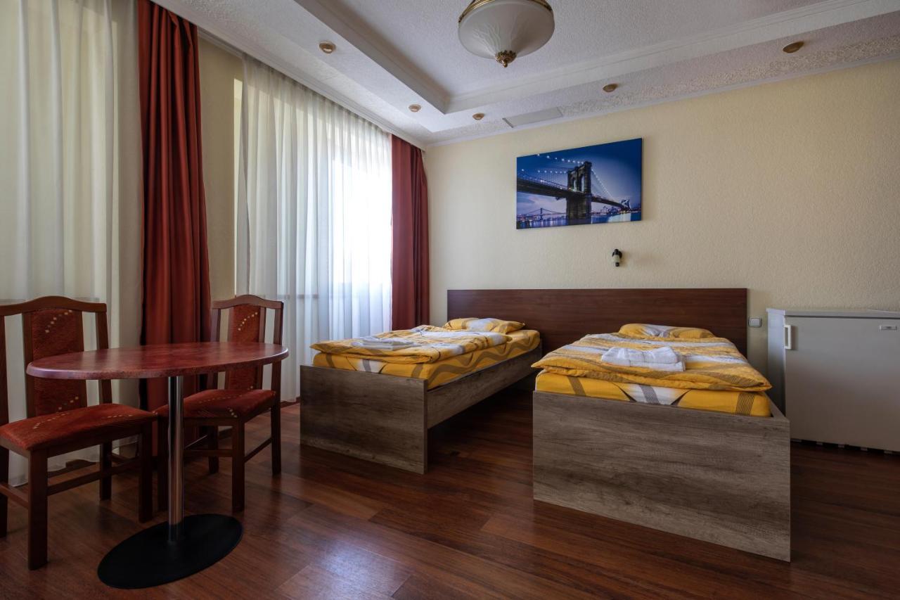 Napfeny Panzio Es Rendezvenyhaz Hotel Kecskemet Bagian luar foto