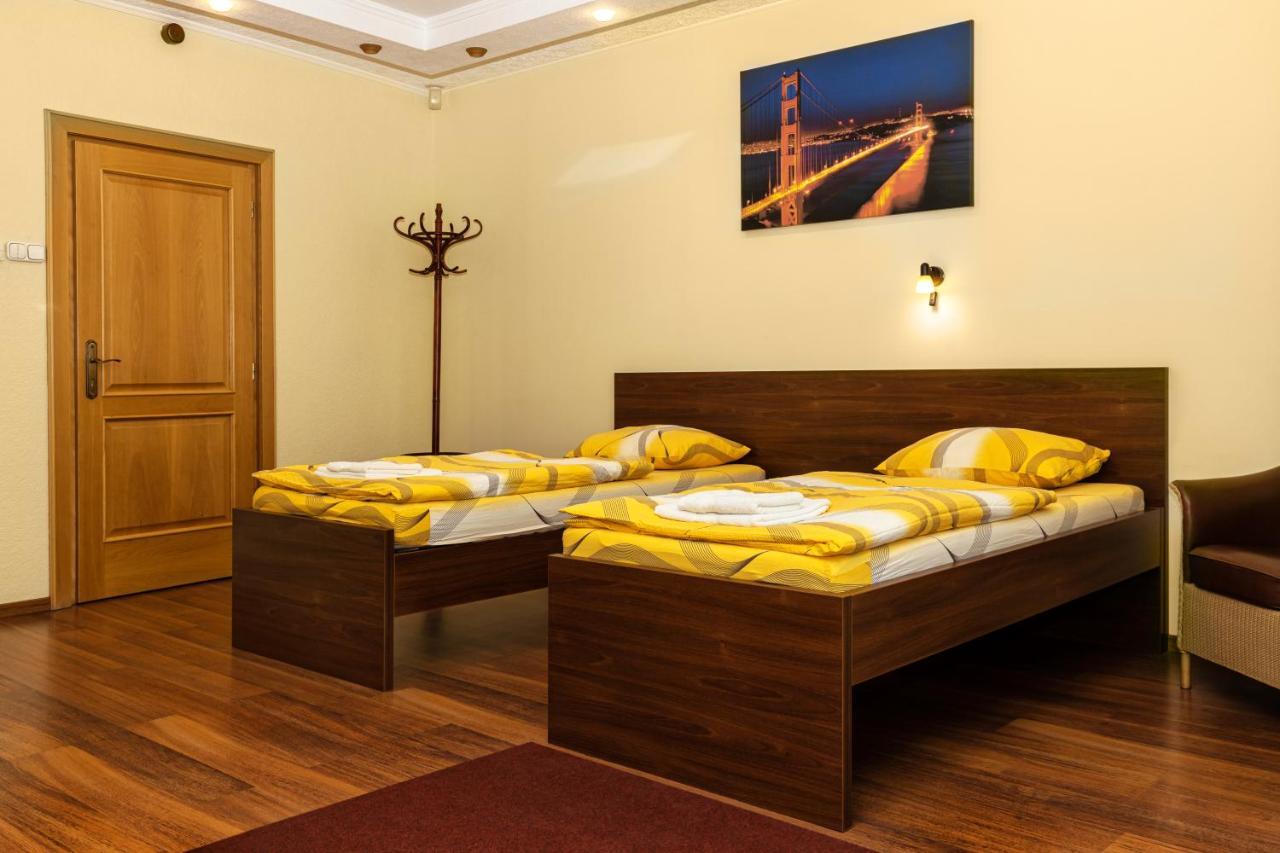 Napfeny Panzio Es Rendezvenyhaz Hotel Kecskemet Bagian luar foto